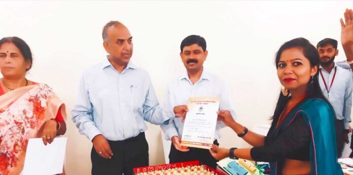 राज्य स्तरीय प्रतियोगिता में निदेशक से प्रमाण-पत्र प्राप्त करती शिक्षिका वंदना वर्मा।
