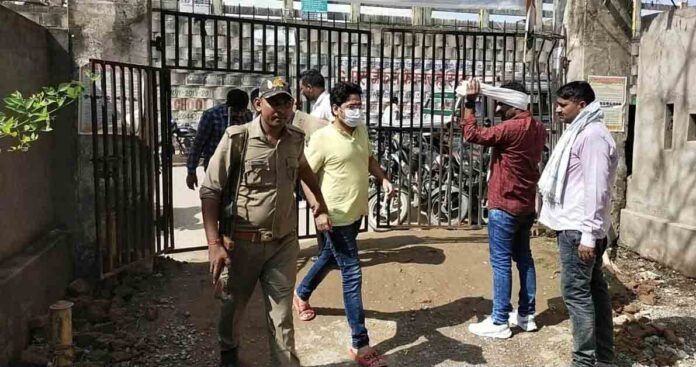 पकड़े गए जालसाज को चंदौली न्यायालय में पेश करने ले जाती पुलिस।