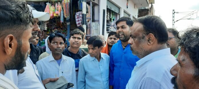 सैयदराजा में रास्ता बंद करने के कार्य का विरोध करते व्यापारी।