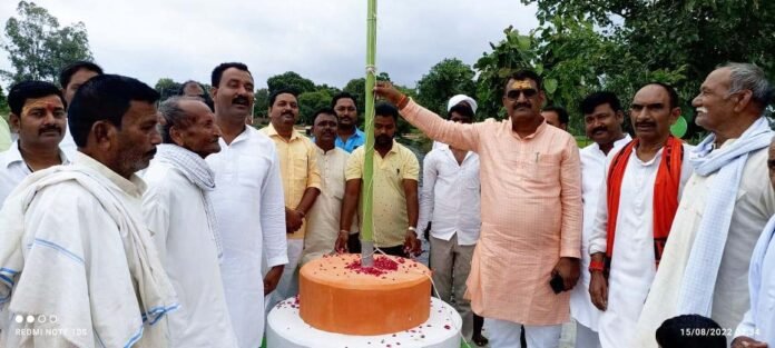 शहाबगंज ब्लाक क्षेत्र के खिलची अमृत सरोवर पर राष्ट्रीय ध्वज फहराते छत्रबली सिंह, साथ में मौजूद अन्य।