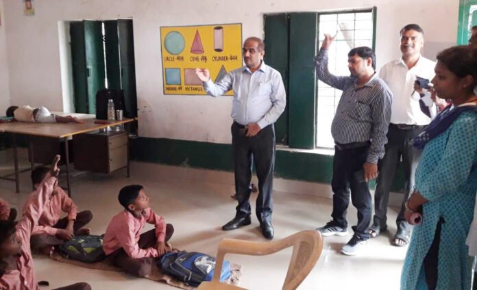 शहाबगंज विद्यालय के निरीक्षण के दौरान बच्चों से रूबरू सहायक शिक्षा निदेशक।