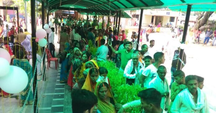 बाबा कीनाराम मठ में दर्शन पूजन को उमड़े भक्तगण।