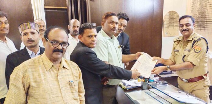 चंदौली पुलिस लाइन में एएसपी चिरंजीवी मुखर्जी को ज्ञापन देते अधिवक्ता।