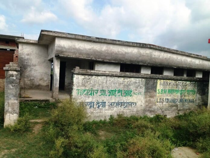 हेतमपुर में बदहाल स्थिति में पड़ा एएनएम सेंटर भवन।