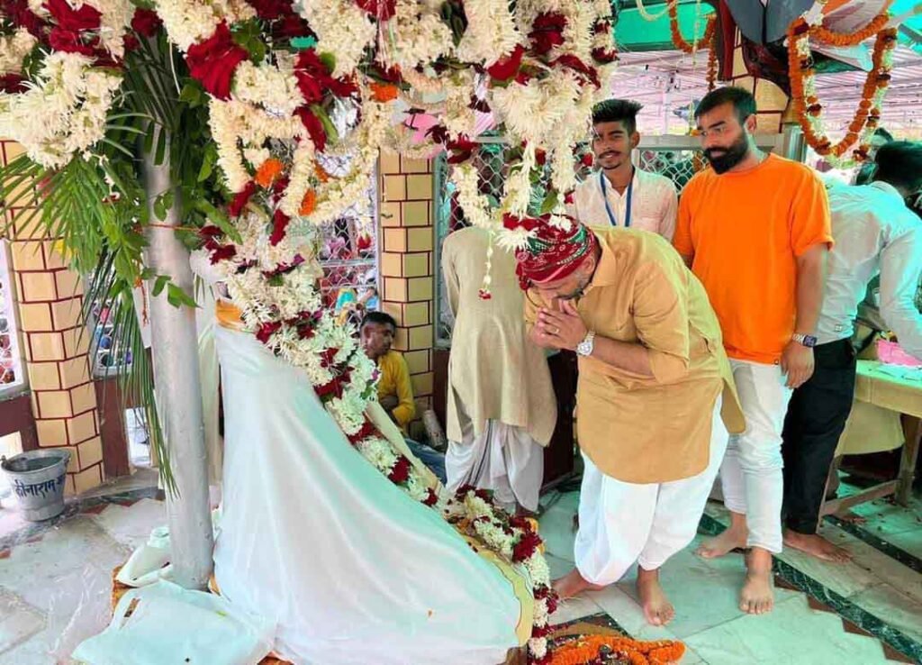 रामगढ़ में बाबा कीनाराम मठ में दर्शन-पूजन करते मनोज सिंह डब्लू।