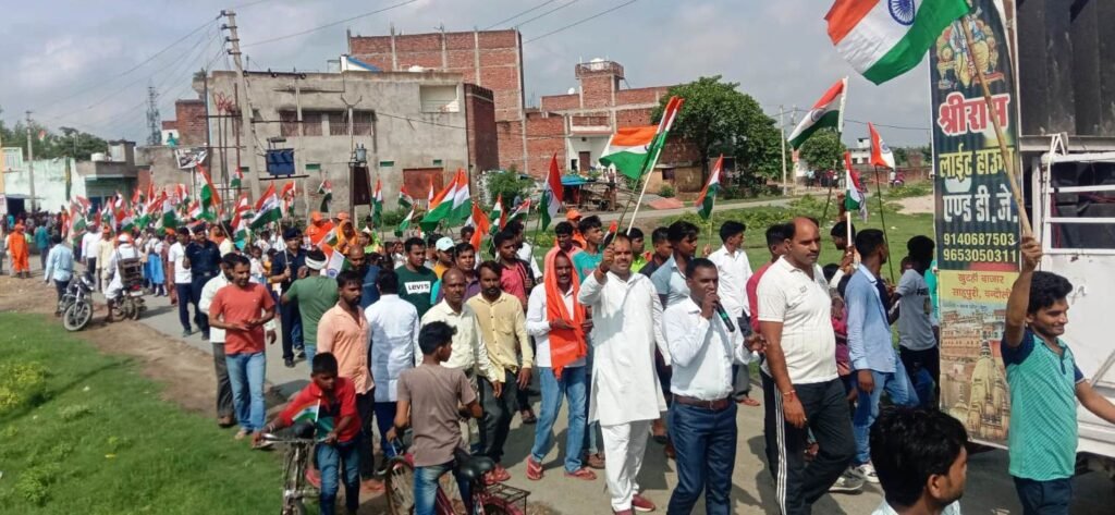 खुटहा में आयोजित तिरंगा यात्रा में शामिल ग्रामीण।
