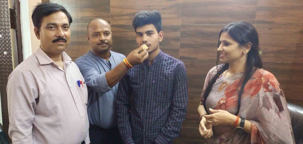 JEE MAIN में सफलता हासिल करने वाले किशन को मिठाई खिलाते झन्मेजय सिंह।