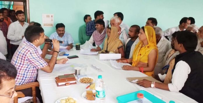 समाधान दिवस में आमजन की फरियाद सुनते जिलाधिकारी संजीव सिंह।