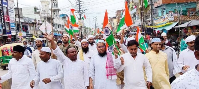 जुमे की नमाज के बाद मुगलसराय में तिरंगा संग जुलूस निकालते मुस्लिम बंधु।