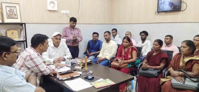 सकलडीहा सीएचसी पर स्वास्थ्य कार्यकत्रियों को निर्देशित करते एसडीएम मनोज पाठक।