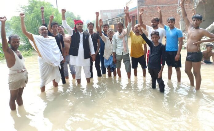 बाढ़ग्रस्त गांव रतनपुर में प्रदर्शन करते नाराज ग्रामीण।