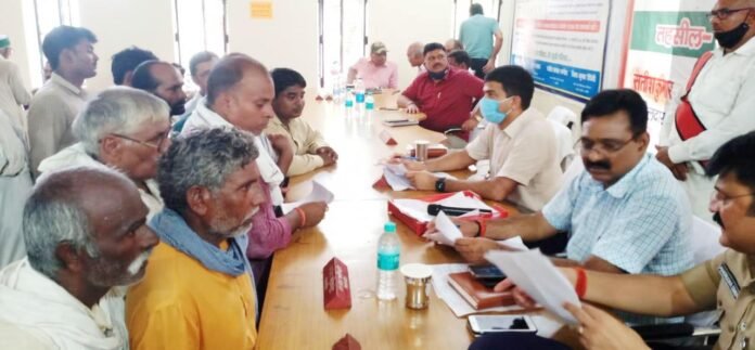 सकलडीहा तहसील सभागार में फरियाद सुनते डीएम व अन्य अधिकारीगण।