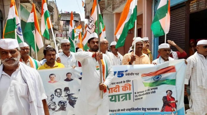 चंदौली नगर में तिरंगा यात्रा का नेतृत्व करते जिलाध्यक्ष धर्मेन्द्र तिवारी।