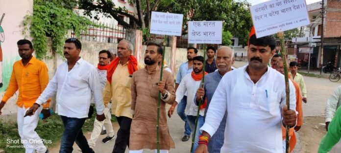 धानापुर में मौन जुलूस निकालते भाजपा जिला महामंत्री सुजीत जायसवाल व अन्य।