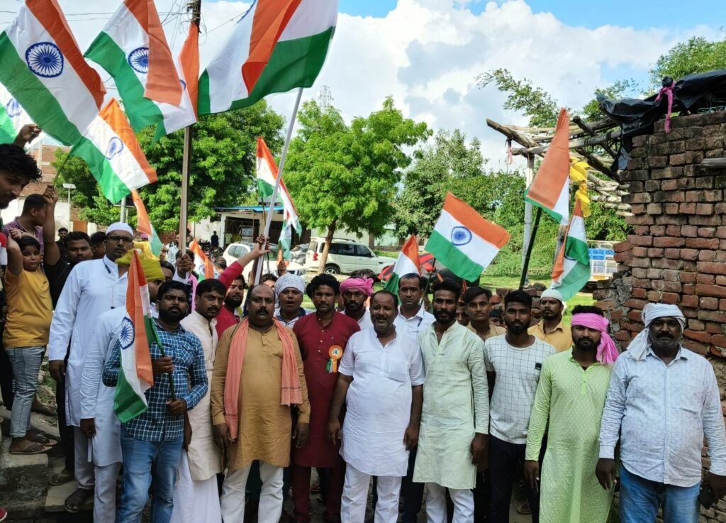 धानापुर में जुमे की नमाज के बाद तिरंगा यात्रा निकालते मुस्लिम बंधु।