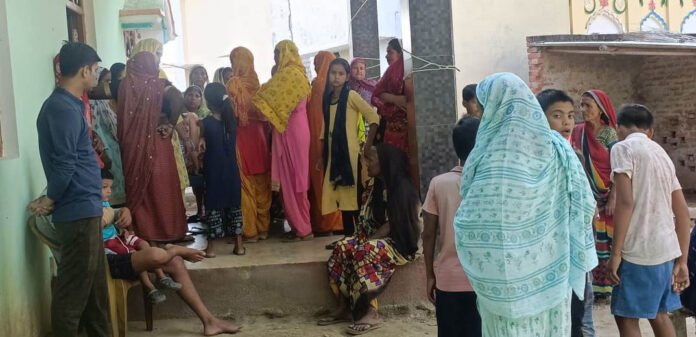 सड़क दुर्घटना में शिकार लोगों के बड़गांवा स्थित आवास पर रोते बिलखते परिजन।