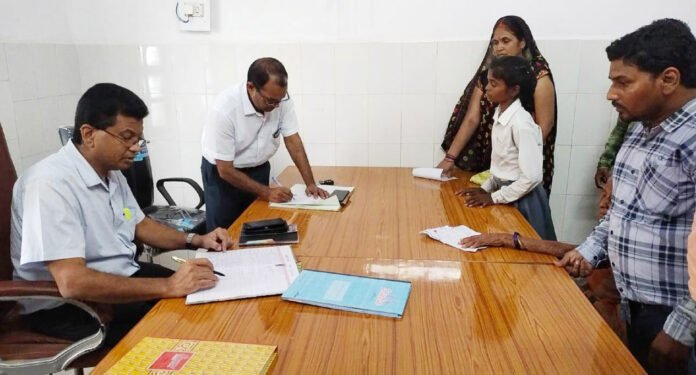 शहाबगंज अस्पताल का निरीक्षण करते सीएमओ डा. वाईके राय।