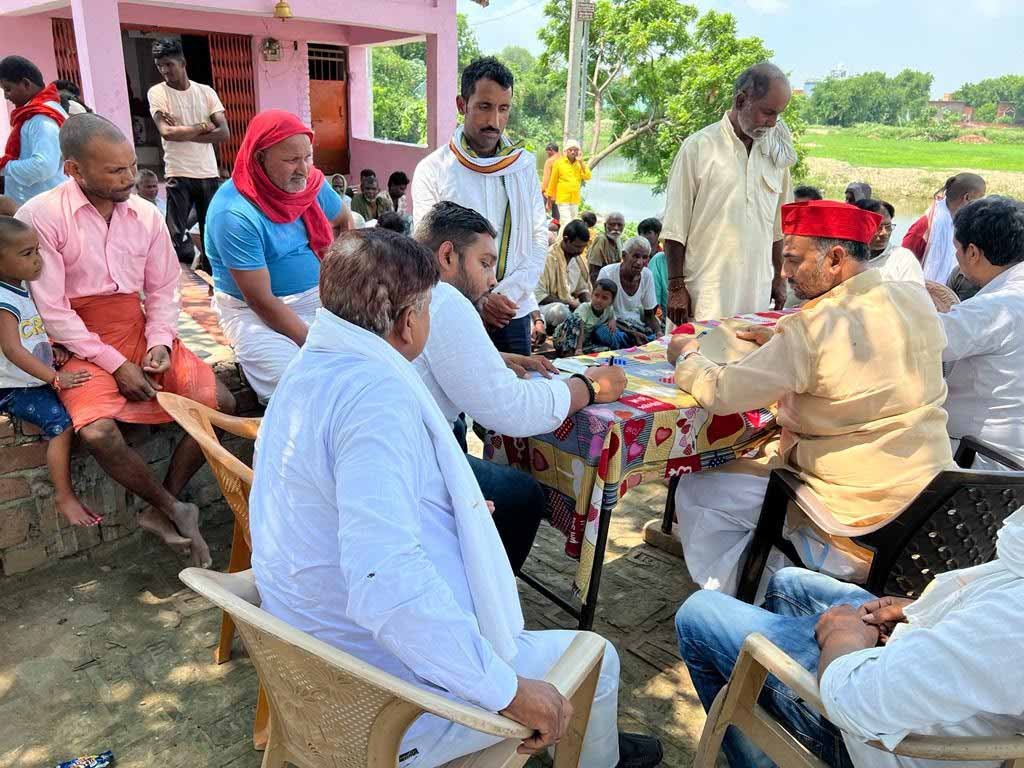 जेवरियाबाद में ग्रामीणों को सपा की सदस्यता दिलाते मनोज सिंह डब्लू।