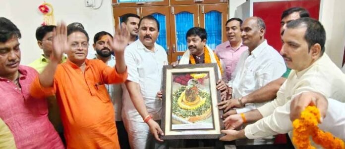 मैक्सवेल इंस्टीट्यूट में पत्रकारों से रूबरू मंत्री नंदगोपाल नंदी।