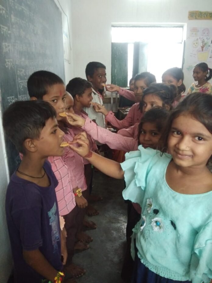 कंपोजिट विद्‍यालय चंदौली में छात्रों को रक्षा सूत्र बांधती छात्राएं।