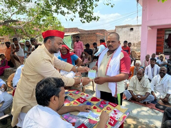 जेवरियाबाद में ग्रामीणों को सपा की सदस्यता दिलाते मनोज सिंह डब्लू।