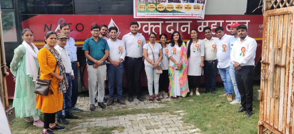 रक्तदान कैम्प में खुशी की उड़ान संस्था के सदस्य व रक्तदाता।