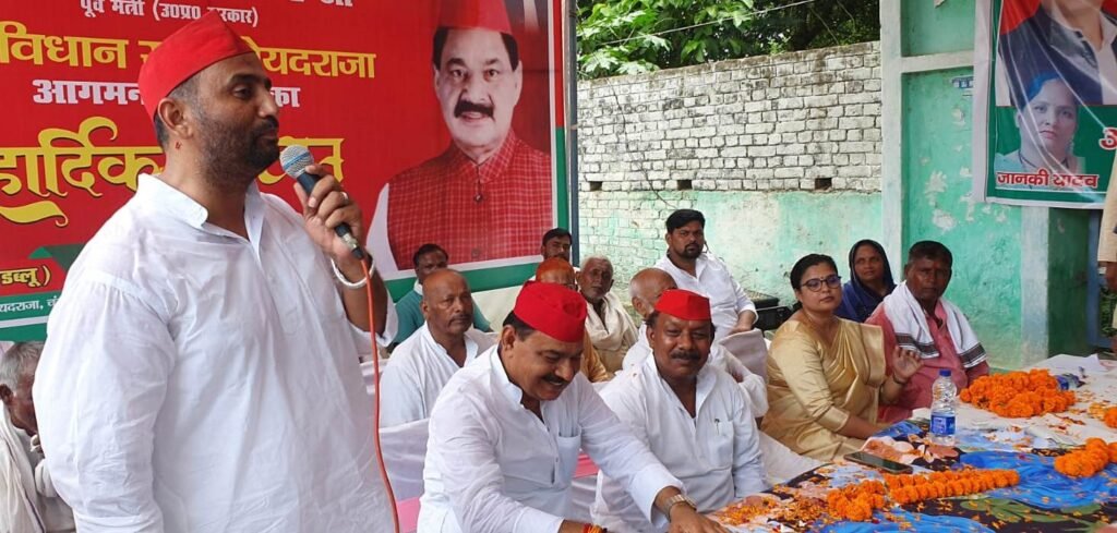 दीयां में सपा केसदस्यता अभियान कार्यक्रम को संबोधित करते मनोज सिंह डब्लू।