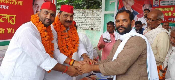 दीयां में सपा केसदस्यता अभियान में ग्रामीणों को सदस्य बनाते पूर्व मंत्री नारद राय व मनोज सिंह डब्लू।