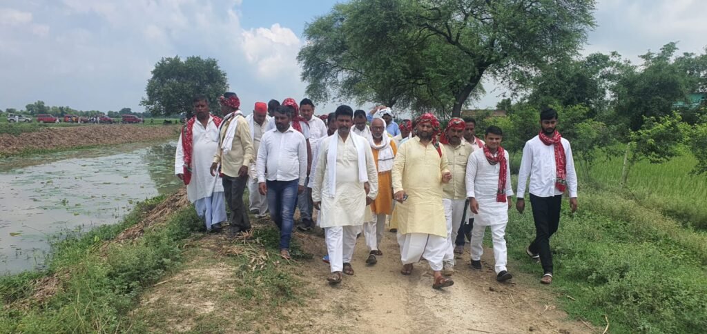 किसान पदयात्रा की अगुवाई करते सपा नेता मनोज कुमार सिंह डब्लू।