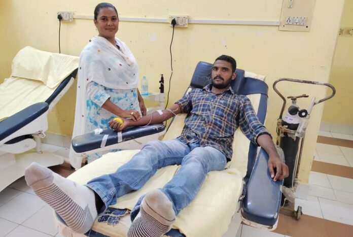पंडित कमलापति त्रिपाठी जिला अस्पताल में रक्तदान करते जनसहयोग संस्था के सदस्य।
