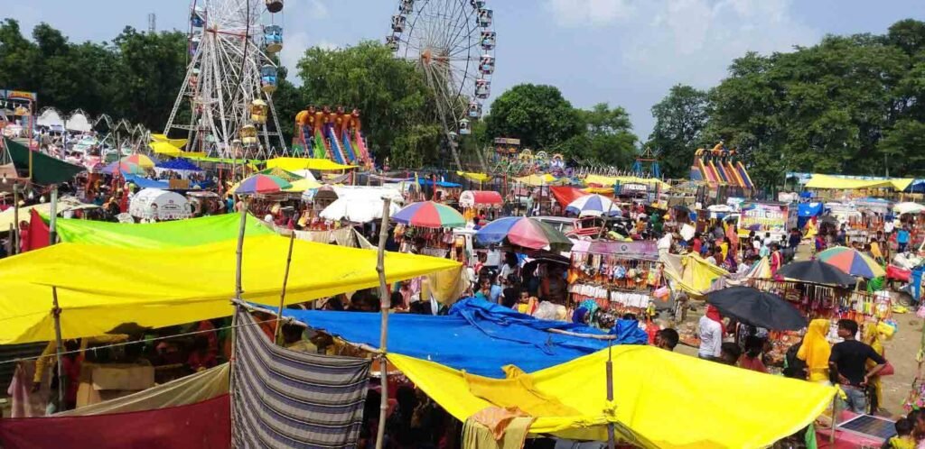 रामगढ़ स्थित बाबा कीनाराम मठ में दर्शन को लगी भीड़।