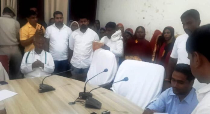 चंदौली कलेक्ट्रेट में एसडीएम सदर के समक्ष किसानों की समस्याओं को रखते पूर्व सांसद रामकिशुन यादव।
