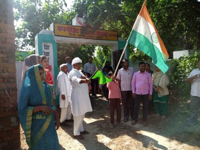 अमृत महोत्सव कार्यक्रम में झंडा दिखाकर बच्चों की टोली को रवाना करते रमाकांत यादव।