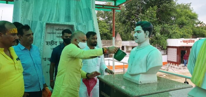 शहीद स्मारक धानापुर में शहीदों की प्रतिमाओं की सफाई करते विधायक सुशील सिंह।