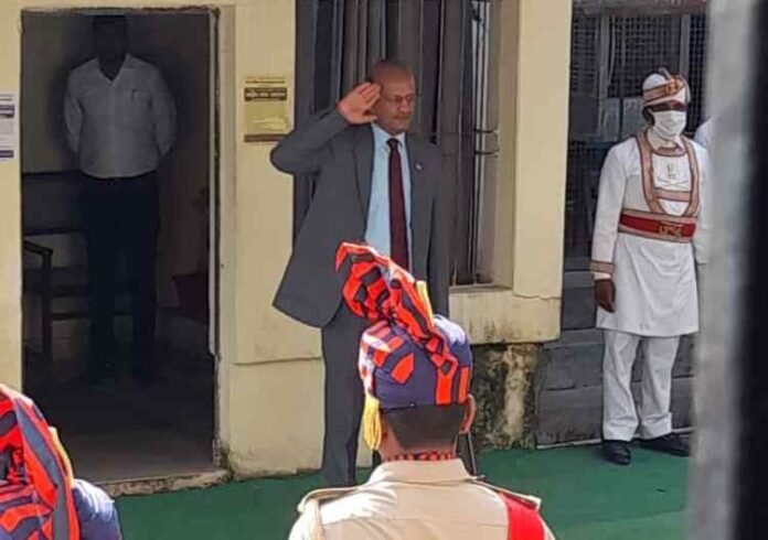 चंदौली न्यायालय परिसर में सलामी लेते हाईकोर्ट इलाहाबाद के मुख्य न्यायमूर्ति।