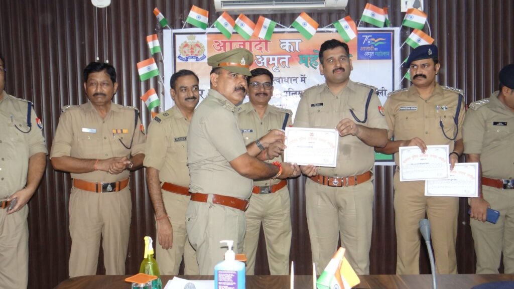 चंदौली पुलिस लाइन में बलुआ थाना प्रभारी को प्रशस्ति पत्र प्रदान करते एसपी अंकुर अग्रवाल।