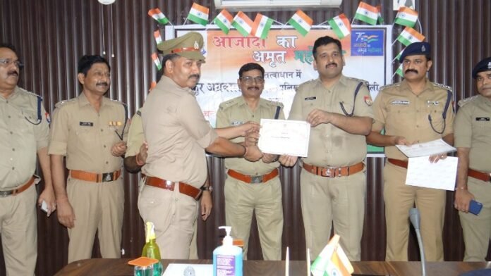 चंदौली पुलिस लाइन में चंदौली कोतवाल संतोष कुमार सिंह को प्रशस्ति पत्र प्रदान करते एसपी अंकुर अग्रवाल।