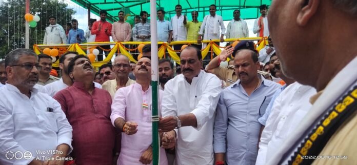 धानापुर शहीद स्मारक स्थल पर संयुक्त रूप से ध्वजारोहण करते सैयदराजा विधायक सुशील सिंह व सकलडीहा विधायक प्रभुनारायण सिंह यादव।