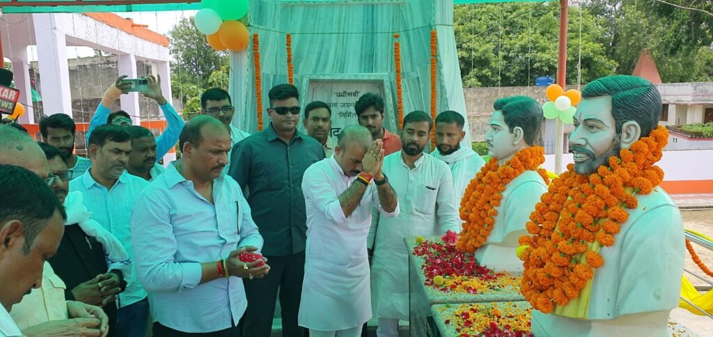 धानापुर शहीद स्मारक स्थल पर शीश नवाते सैयदराजा विधायक सुशील सिंह।