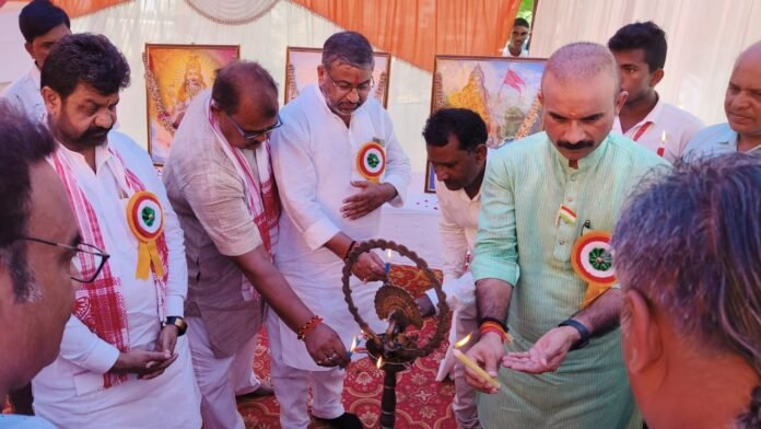 अमर शहीद विद्या मंदिर इंटर कालेज शहीद गांव में कार्यक्रम का शुभारंभ करते अतिथिगण।