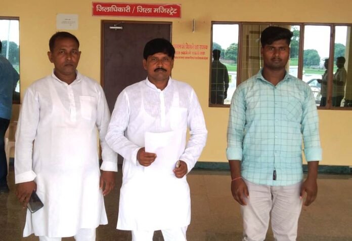 चंदौली कलेक्ट्रेट में एडीएम से मुलाकात कर लौटते जिला पंचायत सदस्य रमेश यादव।