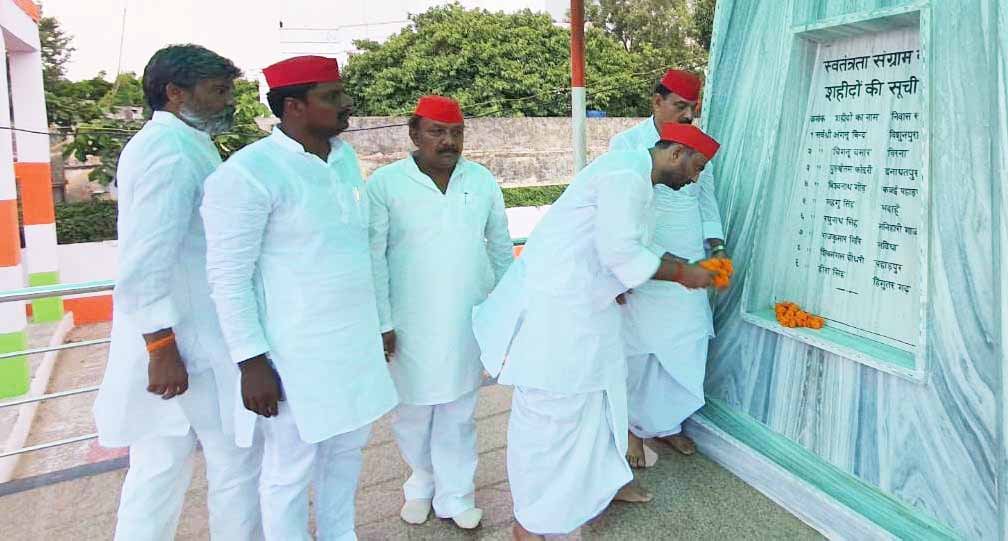 धानापुर शहीद स्मारक स्थल पर नमन करते पूर्व मंत्री नारद राय व पूर्व विधायक मनोज कुमार सिंह डब्लू।