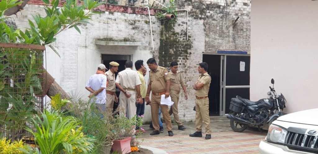 चंदाैली जनपद के मुगलसराय थाना कोतवाली में पकड़े गए जालसाज के साथ तेलंगाना पुलिस व मुगलसराय पुलिस।