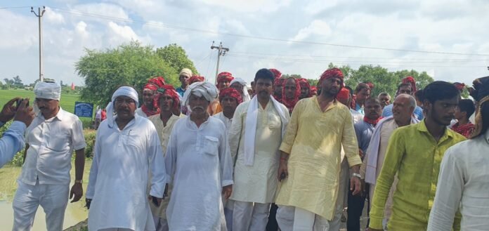 किसान पदयात्रा की अगुवाई करते सपा नेता मनोज कुमार सिंह डब्लू।