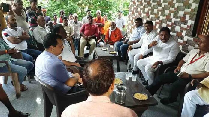 पुरवां गांव में सिंचाई विभाग के अफसरों को फटकार लगाते मुगलसराय विधायक रमेश जायसवाल।