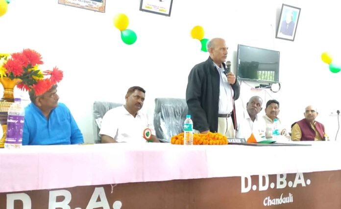डिस्ट्रिक्ट डेमोक्रेटिक बार एसोसिएशन में अधिवक्ताओं को संबोधित करते मेजर जनरल रिटायर्ड कमल सिंह।