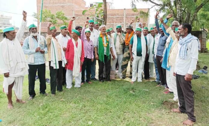 जेल से बाहर आए भाकियू नेता मणिदेव व अन्य साथियों का स्वागत करते किसान नेता।