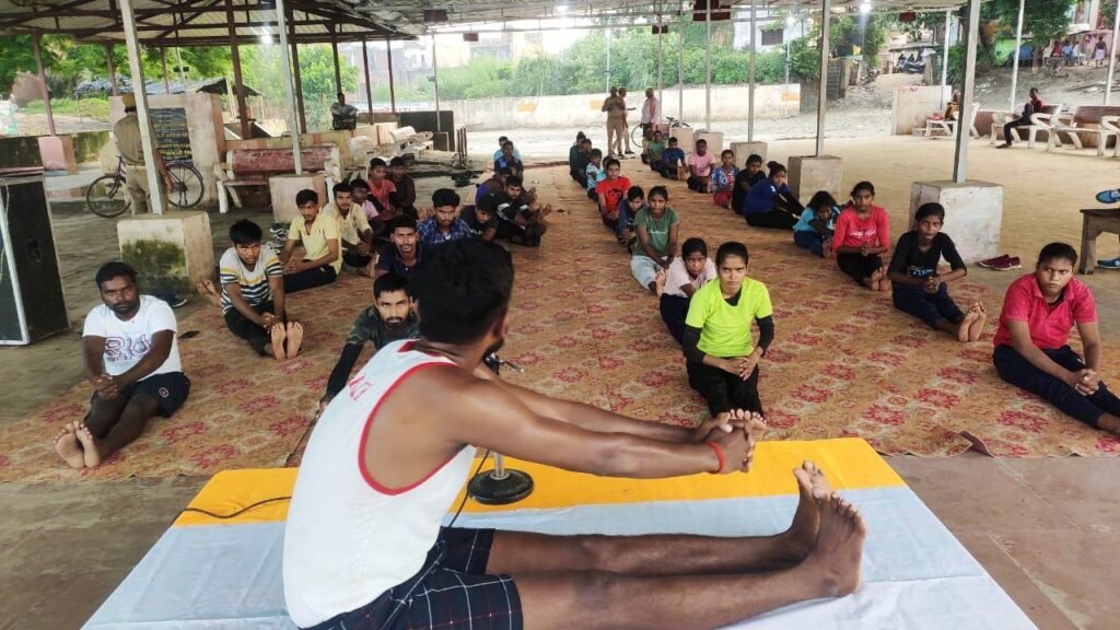 बलुआ गंगा घाट पर शिविर में योग की बारीकियों को बताते योगाचार्य।