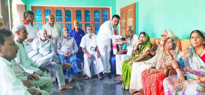 मेरठ विश्वविद्यालय के कुलपति के परिजनों को मिठाई खिलाते अजीत यादव।