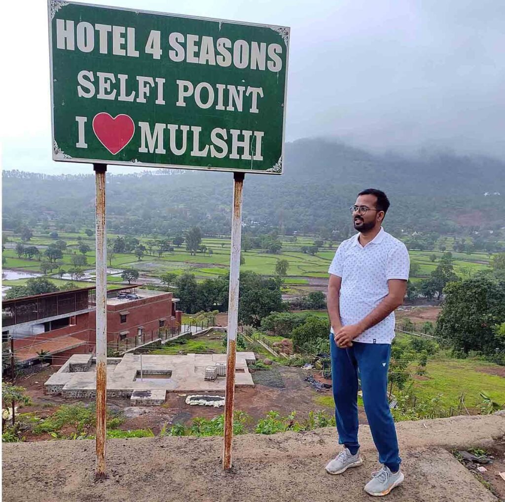 मुलशी पहाड़ी पर सेल्फी प्वाइंट के पास।
